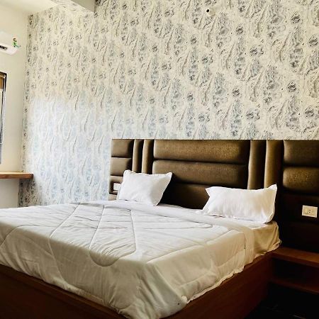 Hotel B P Emerald Mathura Eksteriør billede