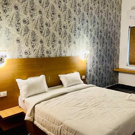 Hotel B P Emerald Mathura Eksteriør billede