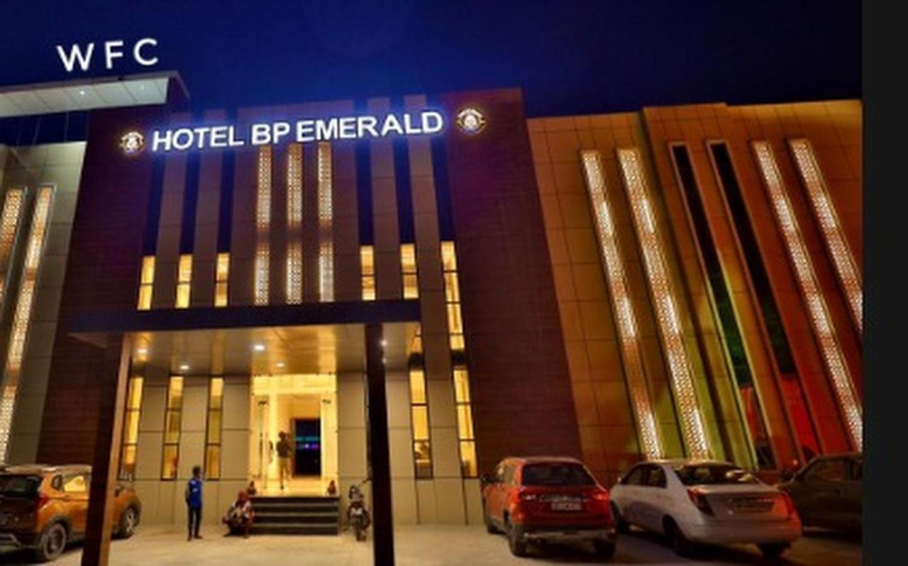 Hotel B P Emerald Mathura Eksteriør billede