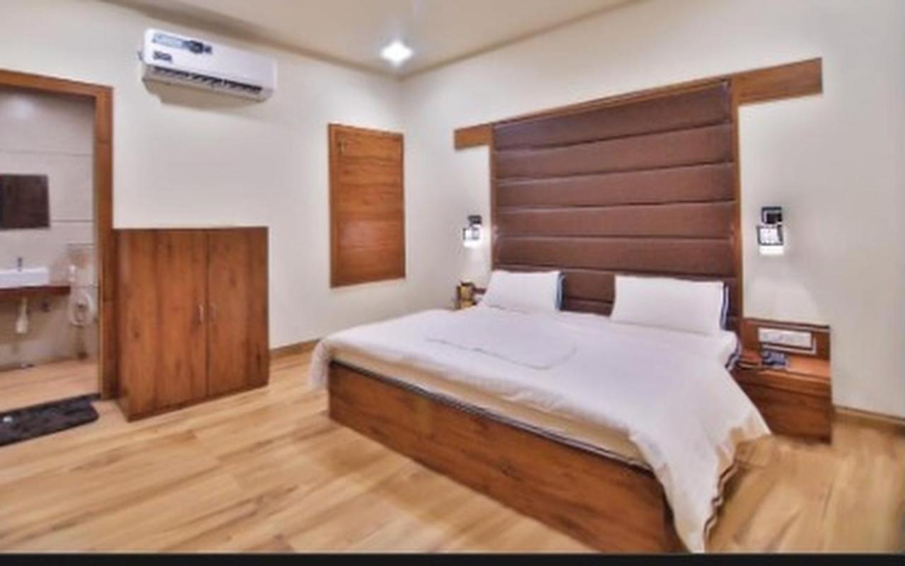 Hotel B P Emerald Mathura Eksteriør billede