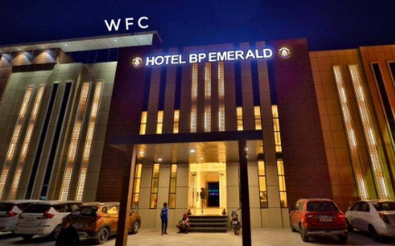 Hotel B P Emerald Mathura Eksteriør billede