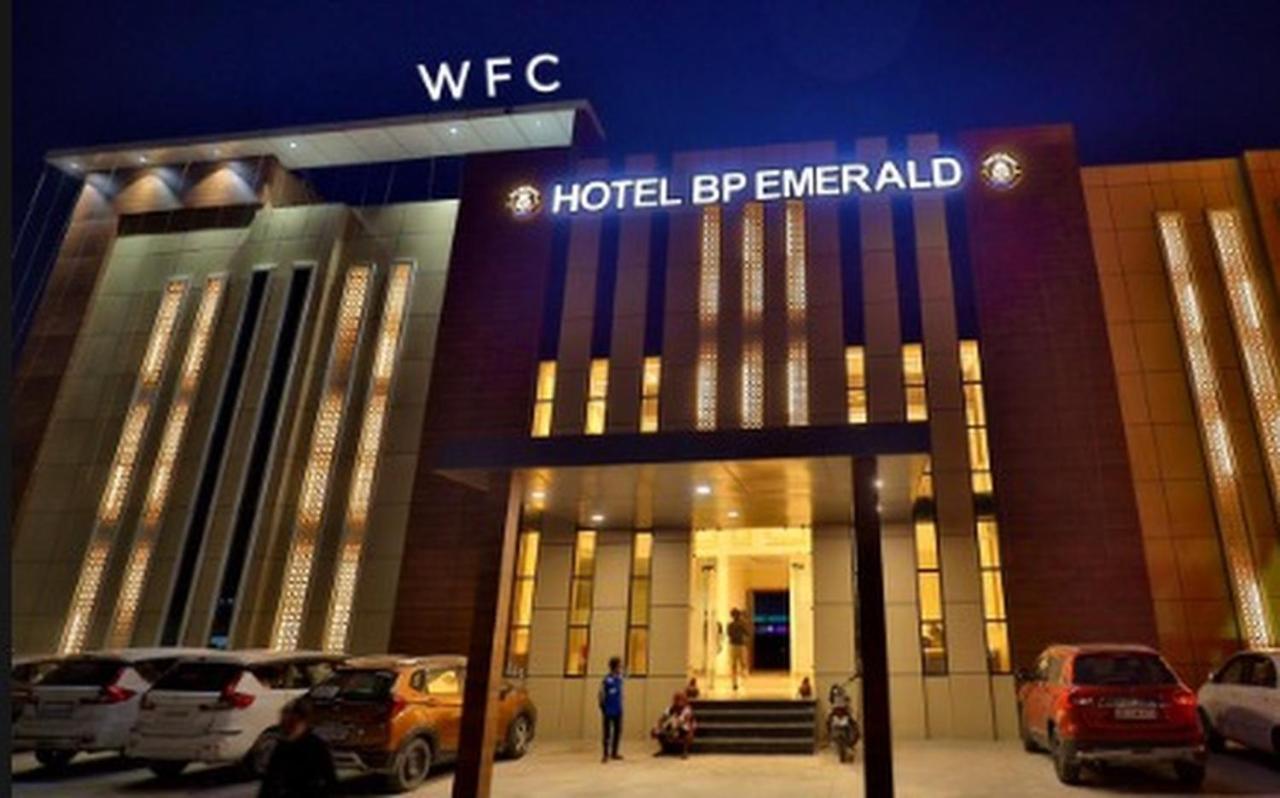 Hotel B P Emerald Mathura Eksteriør billede