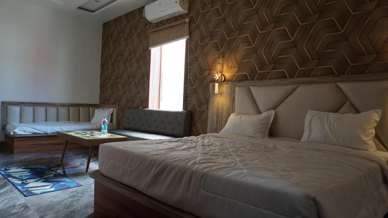 Hotel B P Emerald Mathura Eksteriør billede