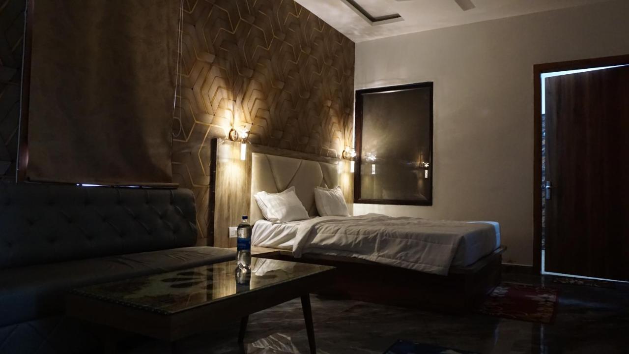 Hotel B P Emerald Mathura Eksteriør billede