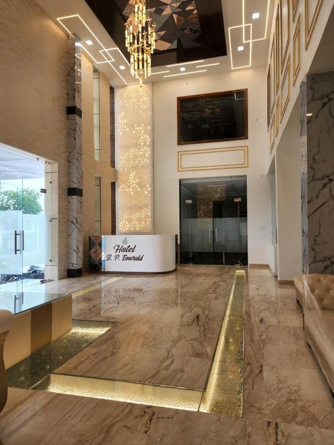 Hotel B P Emerald Mathura Eksteriør billede