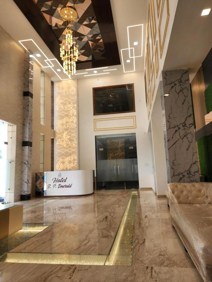 Hotel B P Emerald Mathura Eksteriør billede