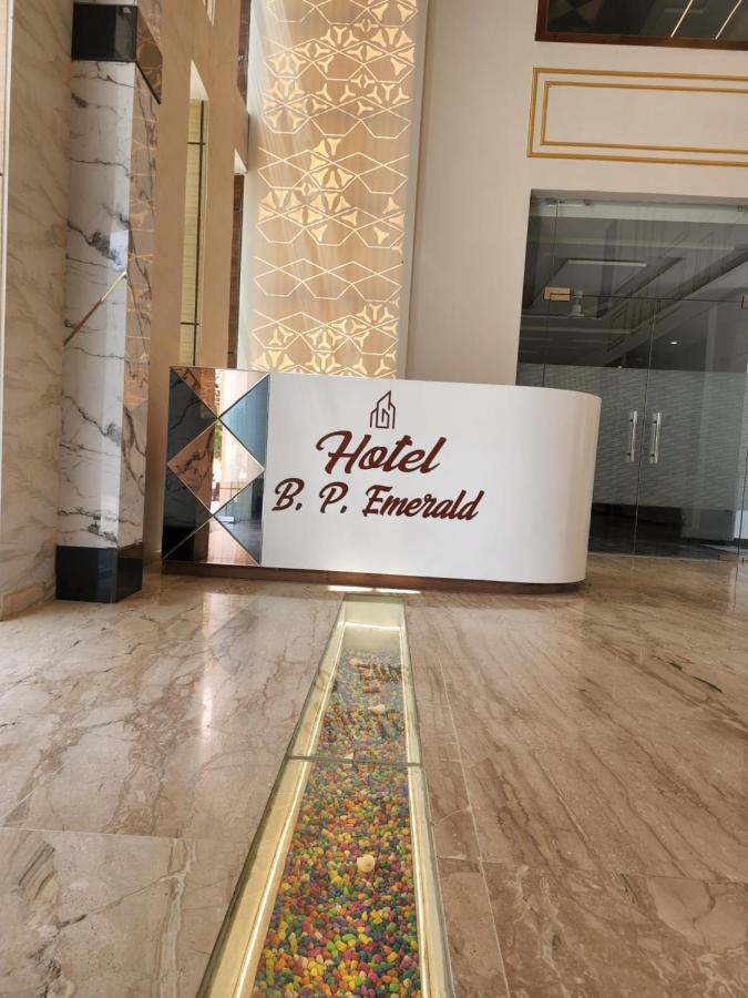 Hotel B P Emerald Mathura Eksteriør billede