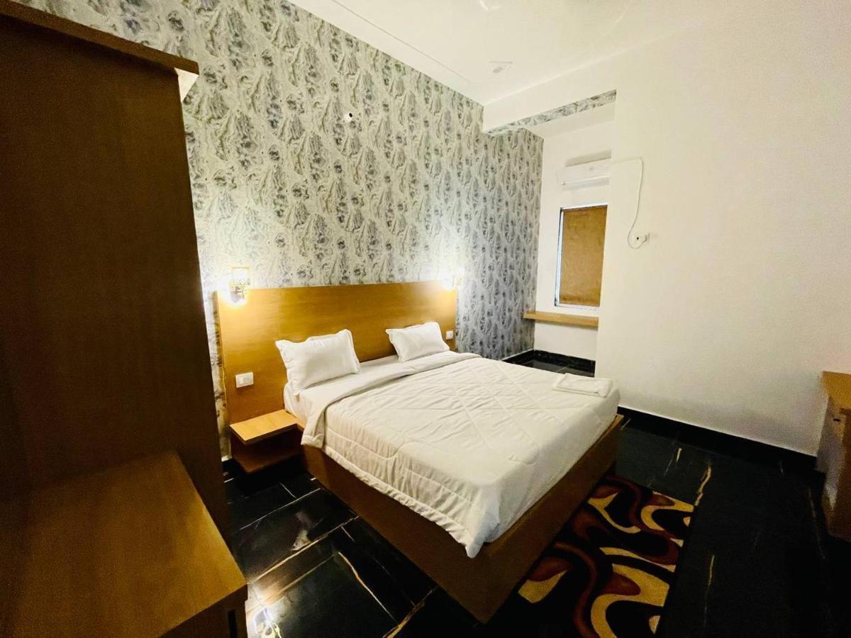 Hotel B P Emerald Mathura Eksteriør billede