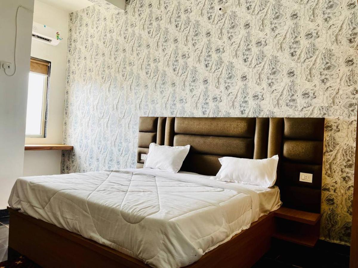 Hotel B P Emerald Mathura Eksteriør billede