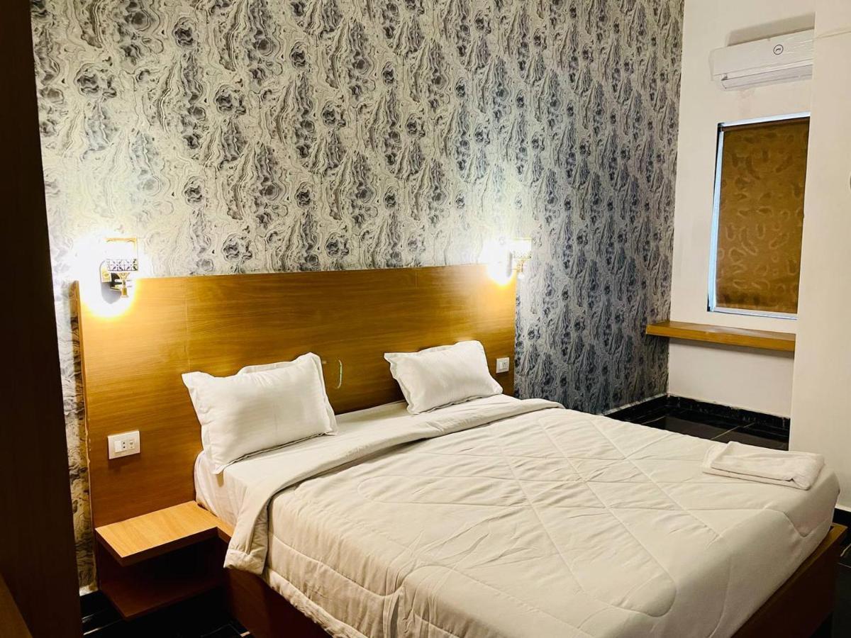Hotel B P Emerald Mathura Eksteriør billede